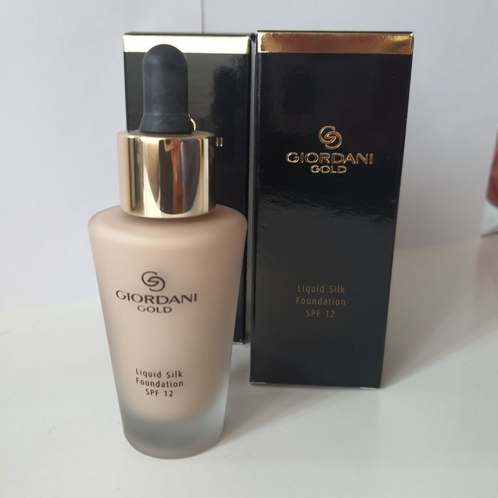 Тональна основа oriflame, avon, помада Леді зняті з продажу