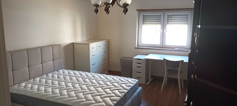 Quarto Mobilado em Mem Martins