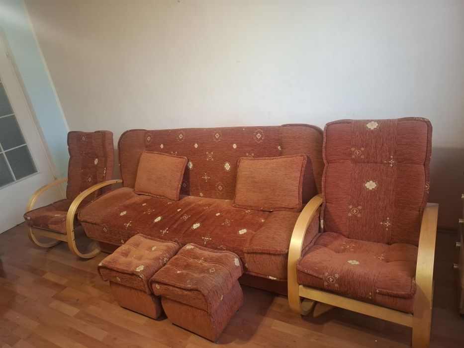 Wypoczynek z fotelami i pufami