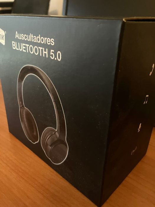 Auscultadores Bluetooth (com fio incluido) na Caixa