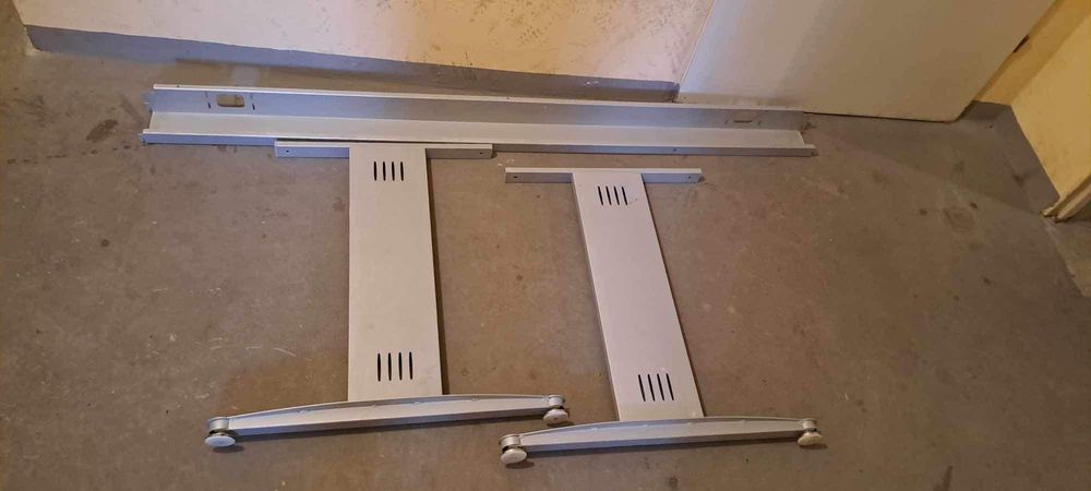 Stelaż pod biurko metalowy z kanałem na kable