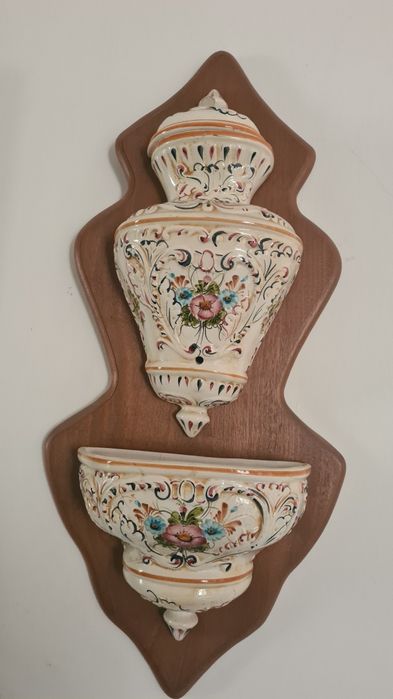 Fonte de parede em louca antiga decorada