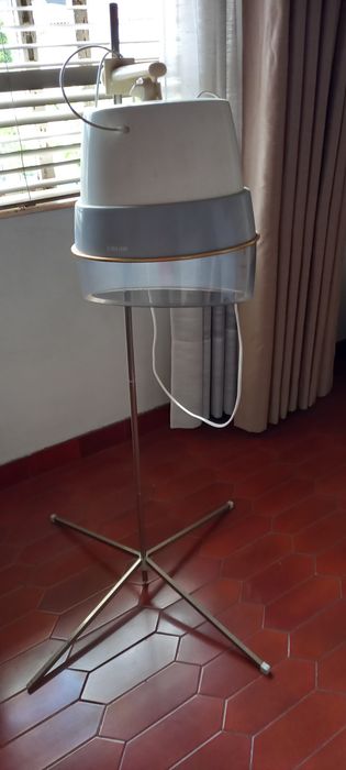 Secador de pé a funcionar  bem