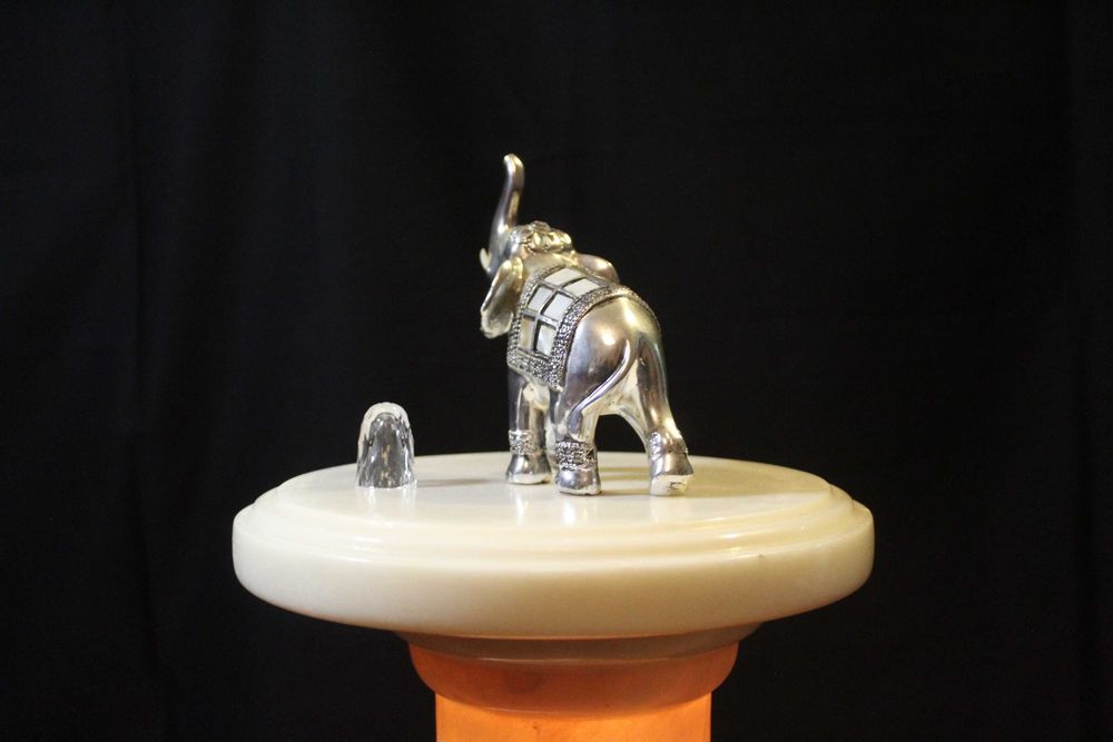 Elefante vintage indiano, prateado com incrustações de madrepérola .