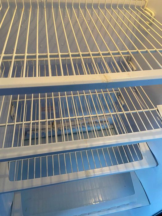 Frigorífico com pequena arca