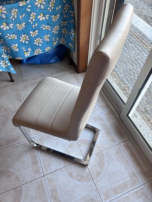Conjunto de mesa e cadeiras