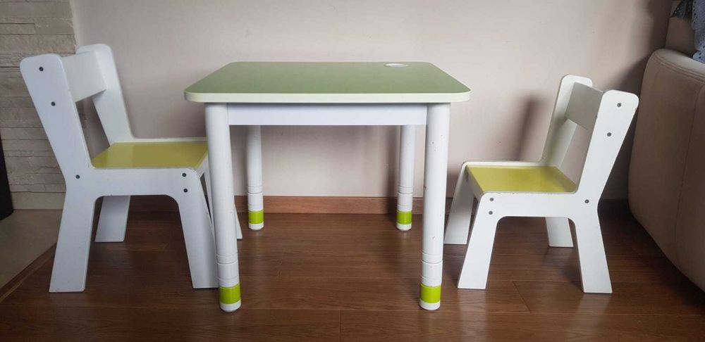 Stolik dla dzieci regulowany plus 2 krzesełka