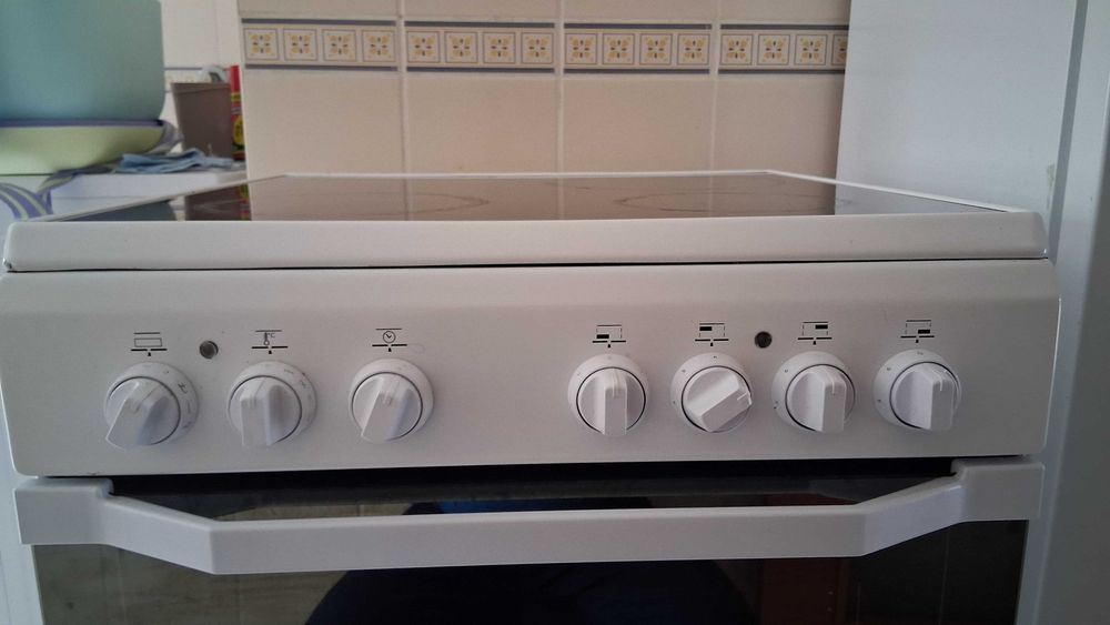 Fogão Indesit com acessórios - em ótimo estado