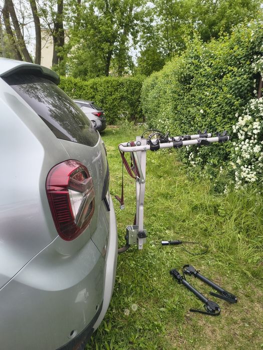 Bagażnik rowerowy na hak na cztery rowery z tablicą rejestracyjną  i poprzeczką do roweru typu damka
