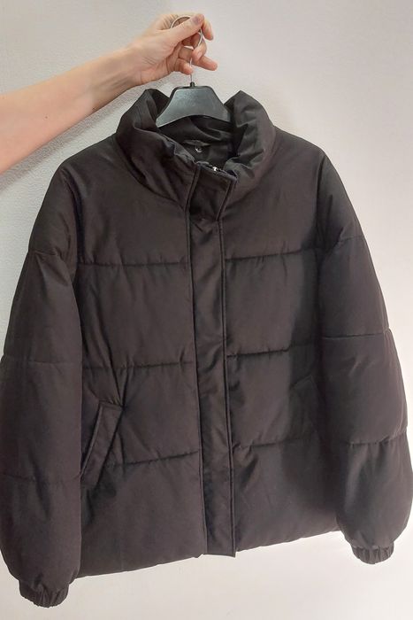 Коротка зимова чорна курточка