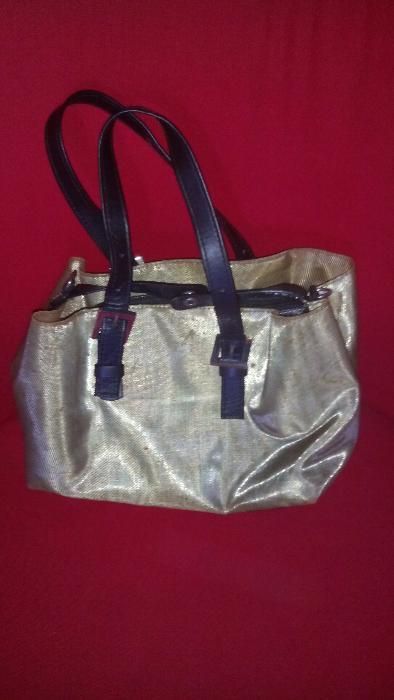 Duas carteiras, uma beije e outra castanha