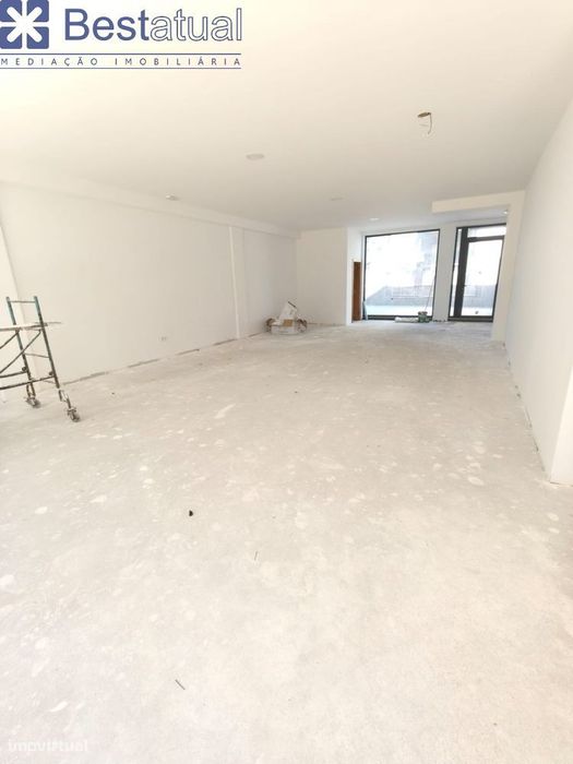 Loja C/100 m2 + 200 m2 de Logradouro