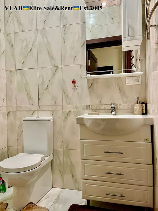 Л.Українки бул. 7-А. 2-кім. 100 м2. Всі вікна виходять у двір на парк!