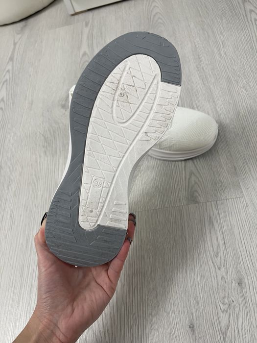 Нові Білі кросівки Skechers