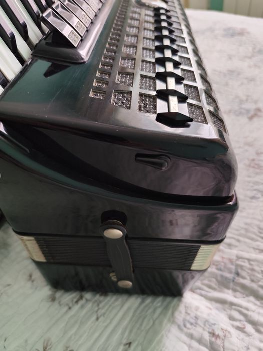 Продам акордеон Rojal standart 4/4