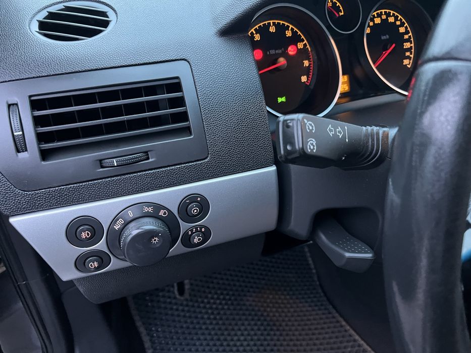 Opel Astra Station Wagon 2010 1.6 бензин