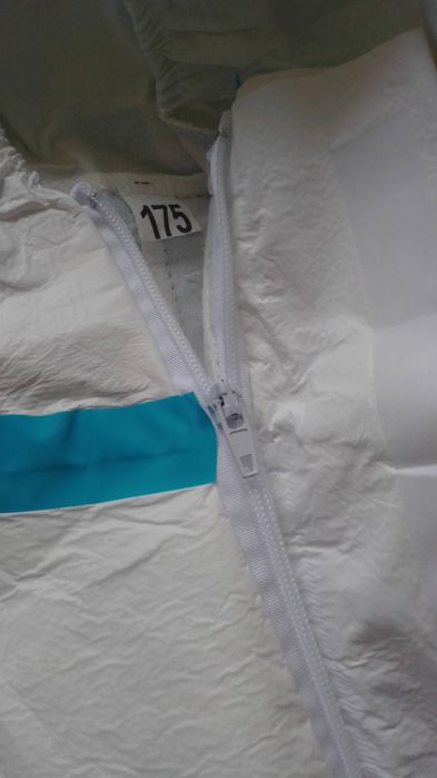 Медицинский одноразовый комбинезон