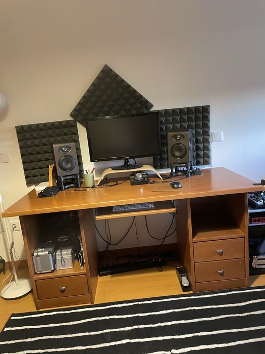 Secretaria e estante