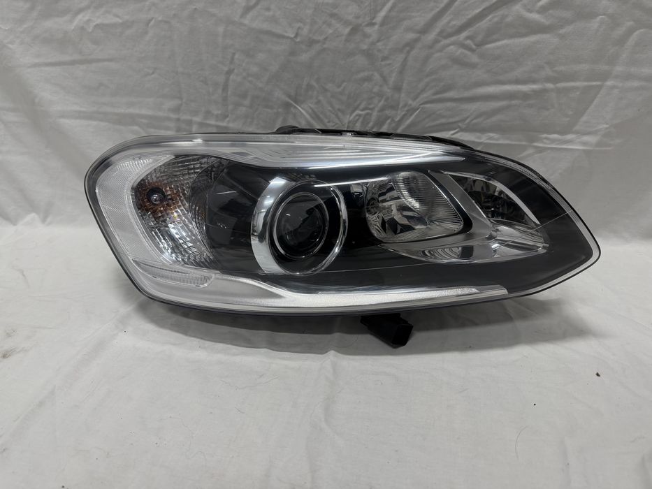 Lampa Prawy Przód VOLVO XC60 LIFT Xenon 13-17r.