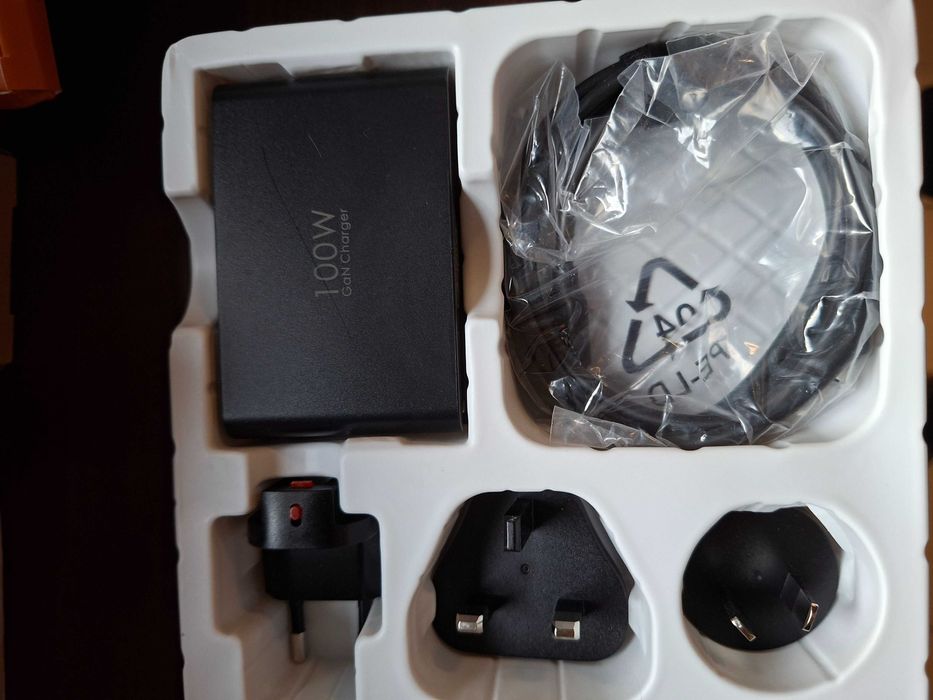 Szybka ładowarka do smartphone iphone  USB c 100W  turystyczna okazja