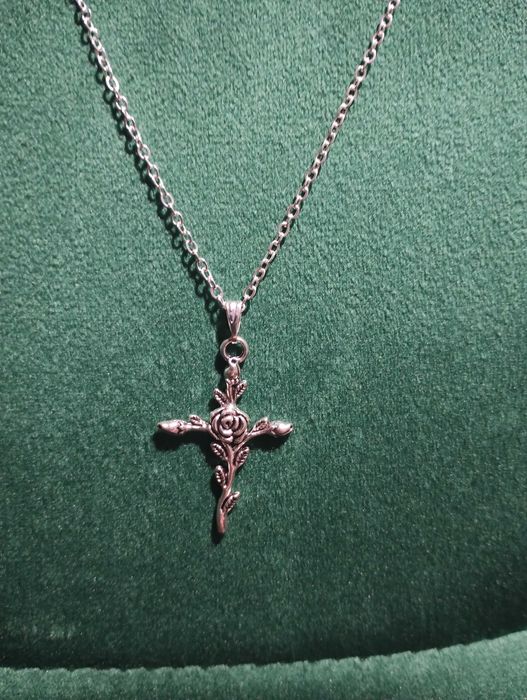 Łańcuszek z zawieszką srebrny krzyż krzyżyk róża komunia prezent