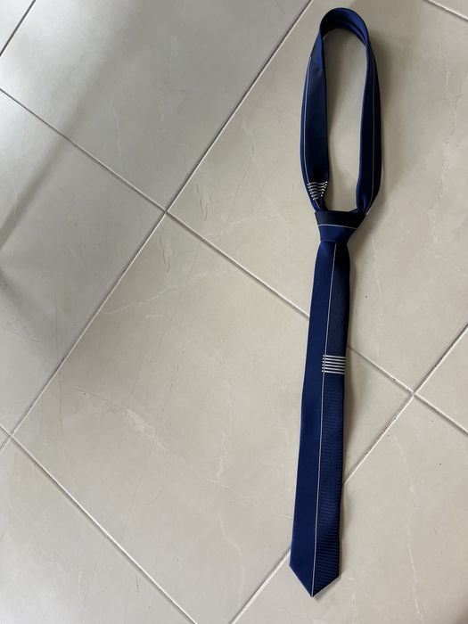 Gravata com tons azuis, pretos e prateados