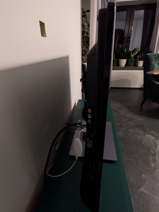 42- calowy telewizor Panasonic TX-L42E30E z dodatkowym wieszakiem .