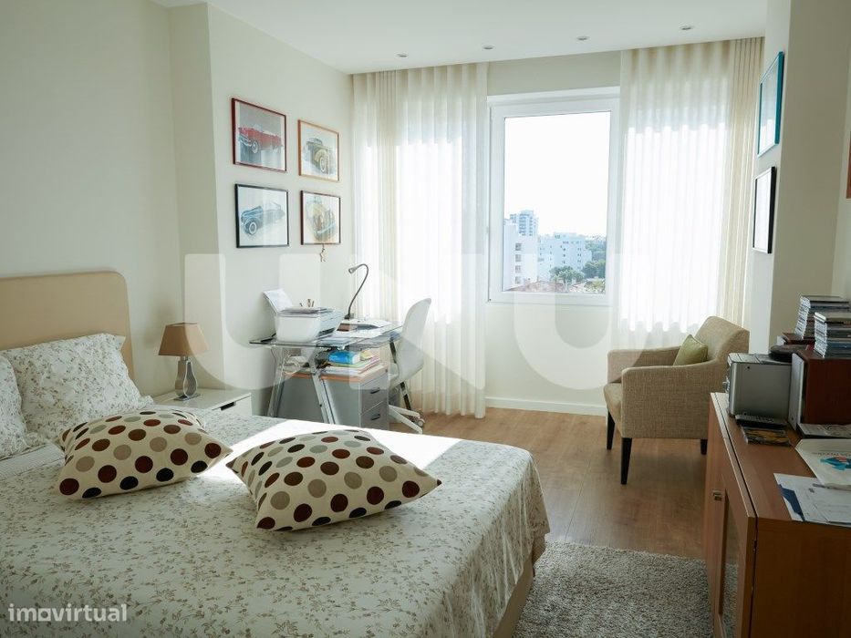 Apartamento T2, remodelado, em condomínio com piscina.