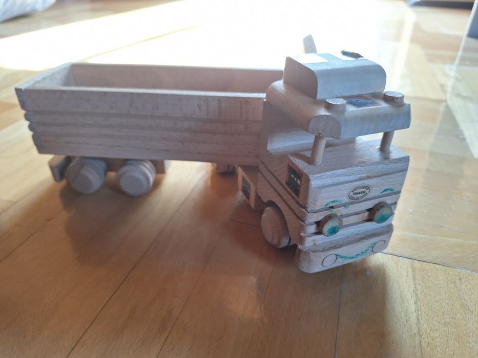 Samochód drewniany
