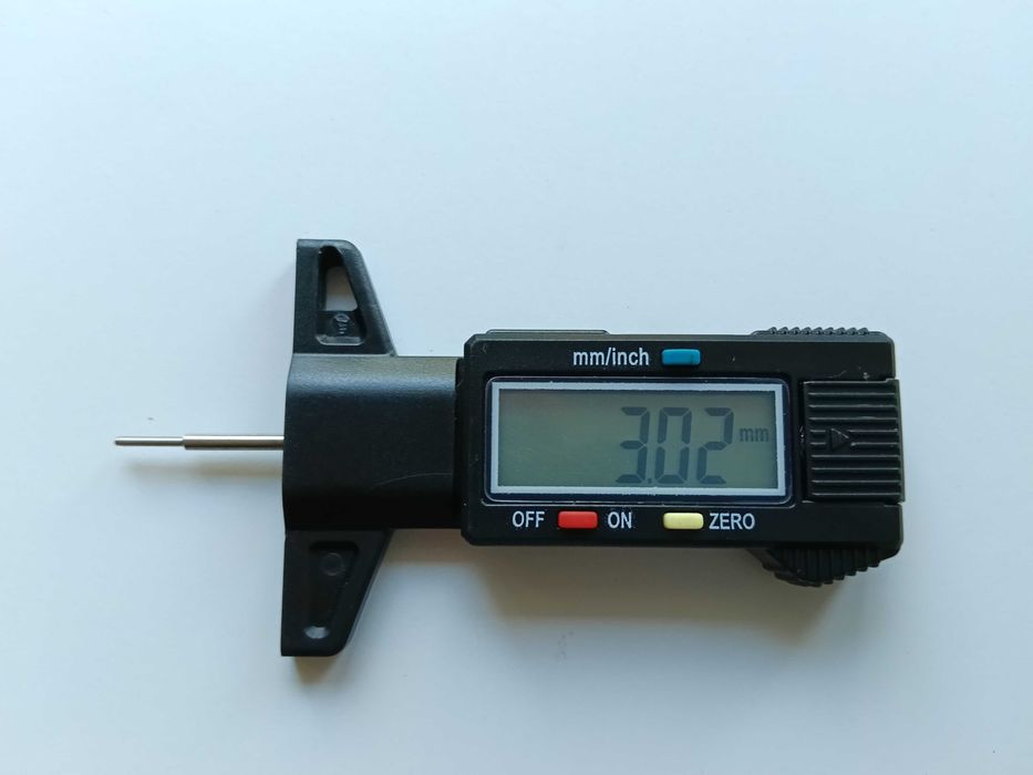 Cyfrowy miernik głębokości bieżnika opon LCD 0-25 mm