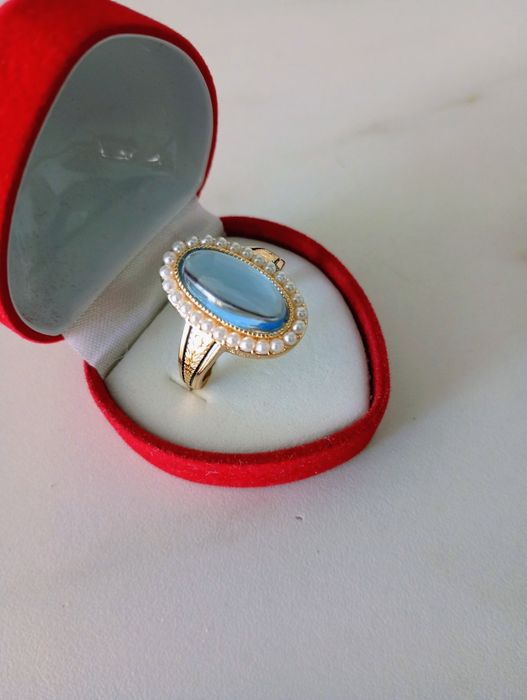 Złoty pierścionek z niebieskim kamieniem otoczonym perełkami nr 10