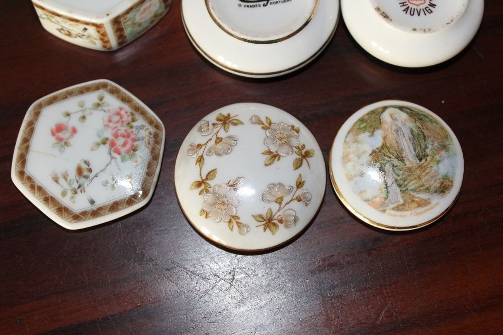 Várias caixas de porcelana