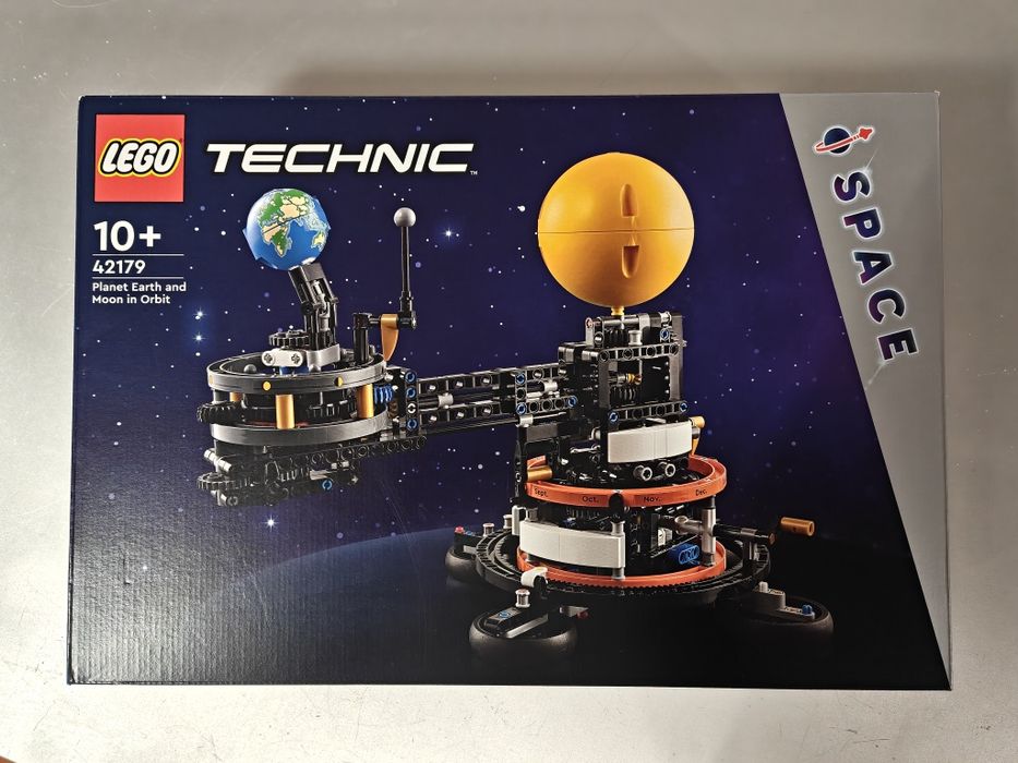 LEGO Technic Planeta Terra e Lua em Órbita