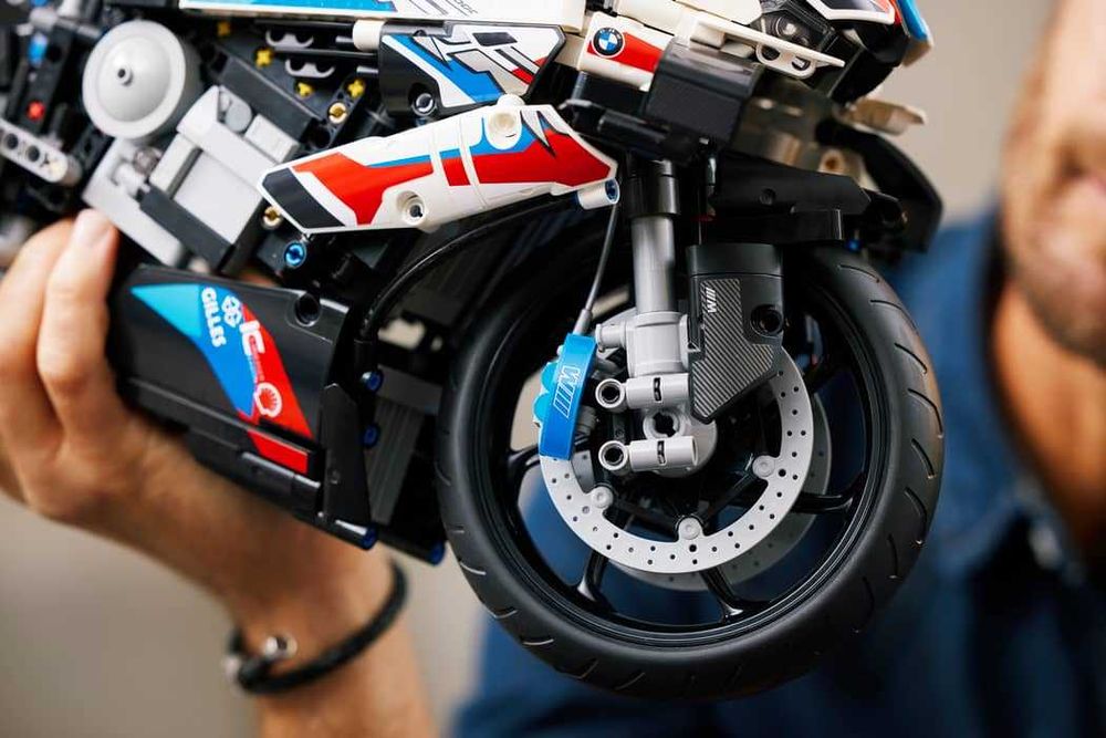 ‼️1921 деталь‼️ Конструктор Мотоцикл BMW M 1000 RR 1:5 (42130)
