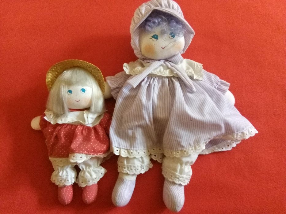 Bonecas em porcelana e de pano