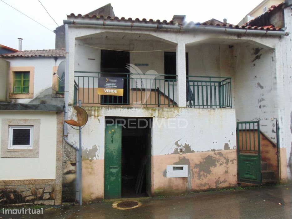 Moradia geminada para restaurar em Vila Real