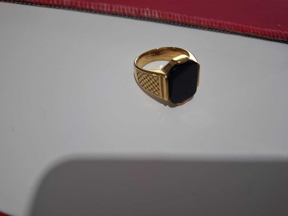 Anel Masculino Vintage em Aço Inoxidável com Acabamento Dourado e Gema Estilo Ónix