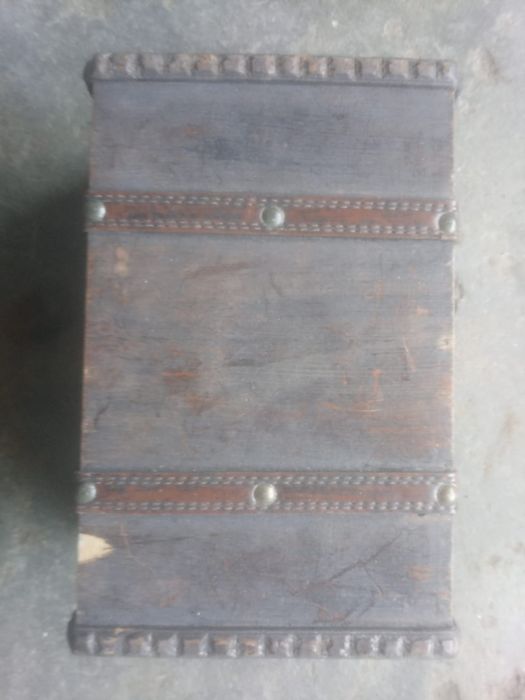 Baú antigo de madeira