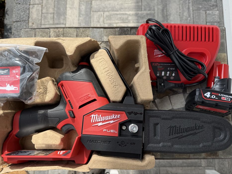 Milwaukee M12 FHS Piła łańcuchowa, Akumulator Ładowarka