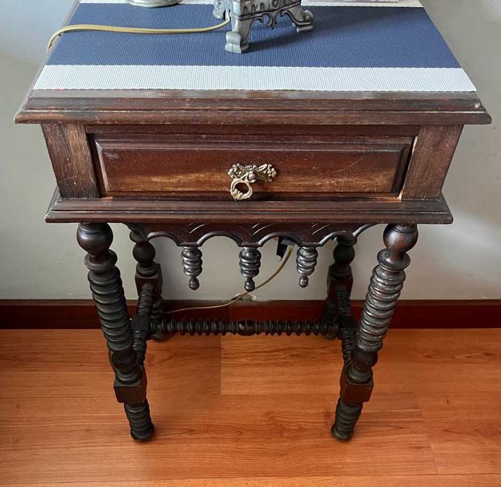 Duas mesas antigas em madeira - conjunto usado