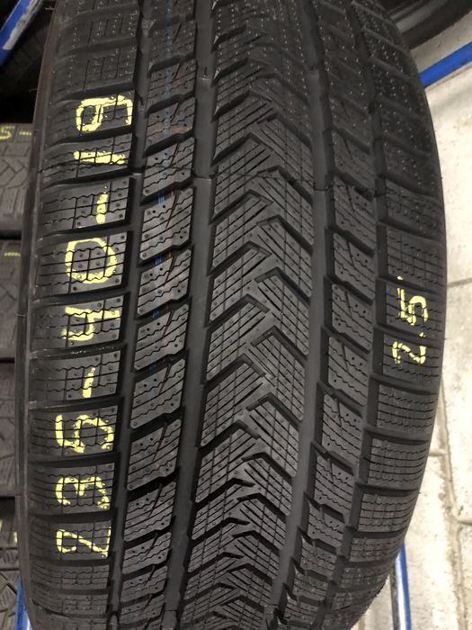 Зимові шини 235/40 R19 (96V) GRIPMAX