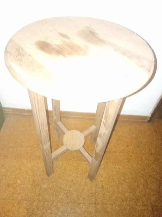 Mesa redonda em madeira