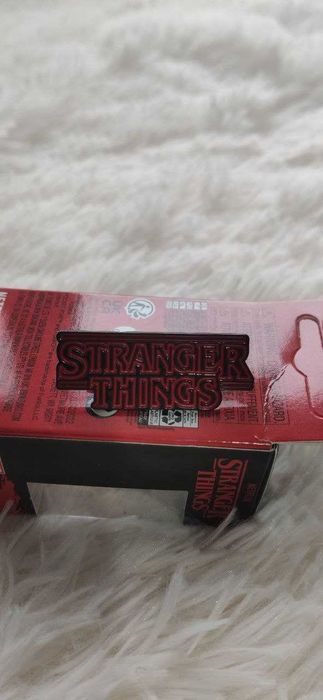 Значок пін Stranger Things