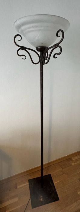 Lampa stojąca metaloplastyka