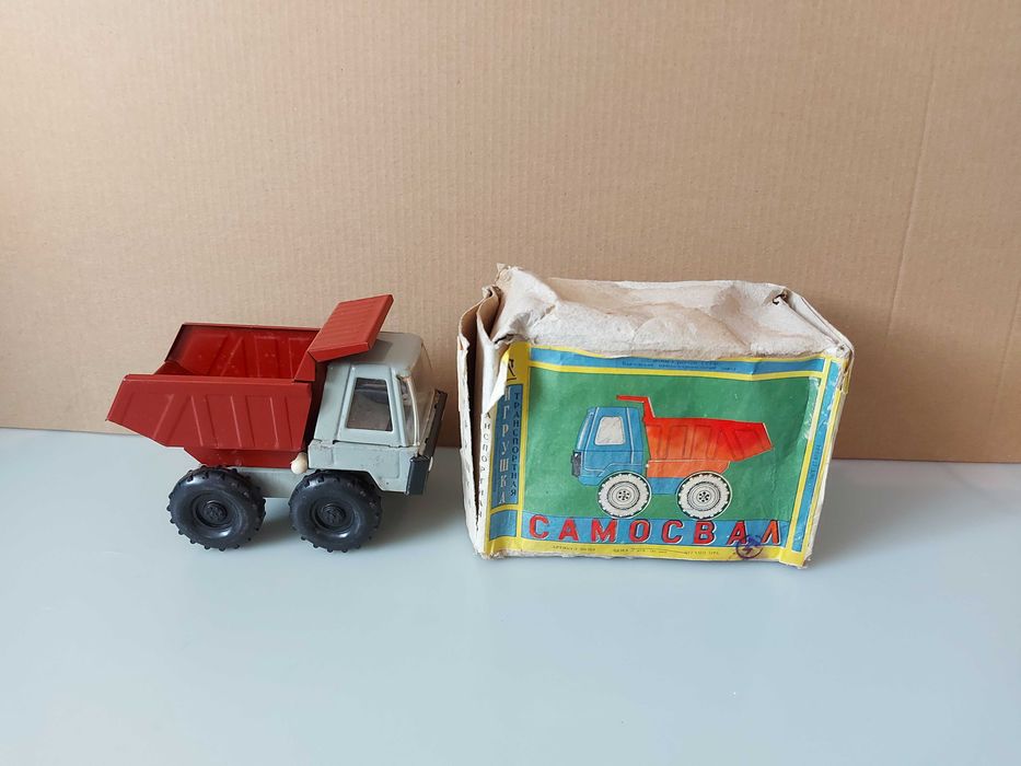 Машинка новая самосвал времён СССР  в родной упаковке в коллекцию