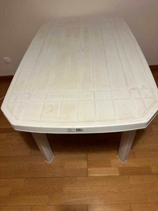 Mesa de jardim branca em plástico – usada – 10 €
