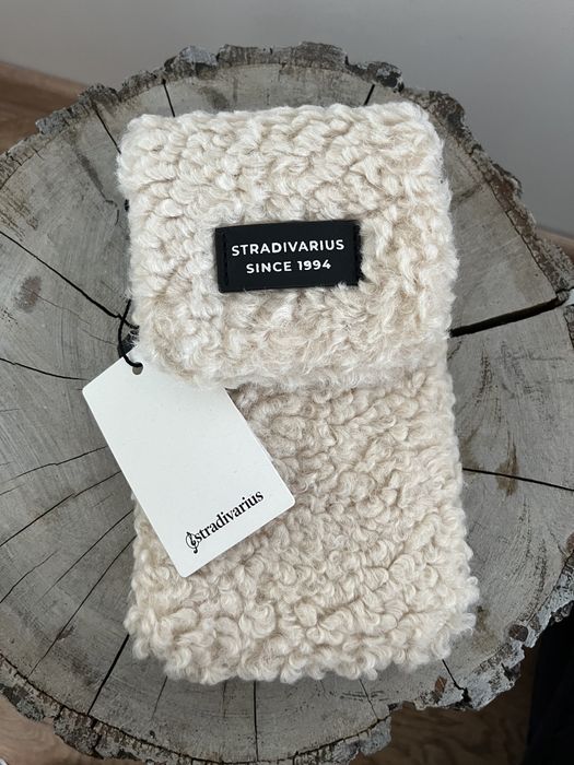 Pokrowiec na telefon stradivarius