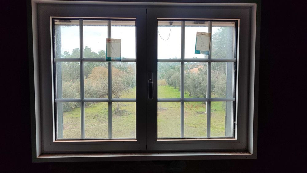 Janelas em alumínio lacado, com vidro duplo e oscilobatente