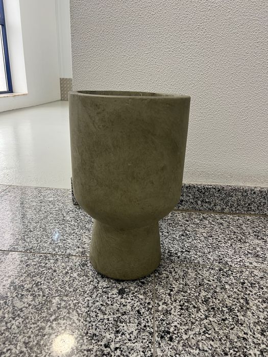 Peça decorativa (vaso/jarra) cinzento com pedras