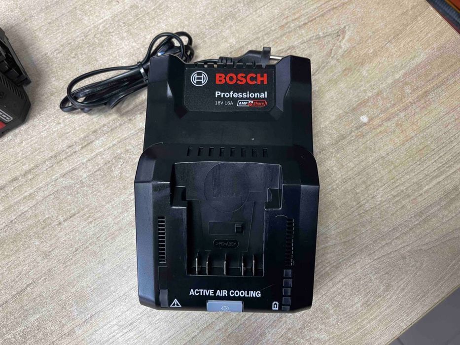 Bosch GAL 18V-160 C Ультрашвидкий зарядний пристрій на 16А